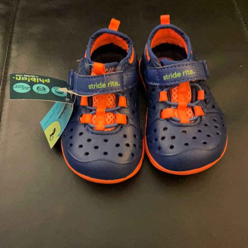 Stride rite phibian shoes size 4 NWT